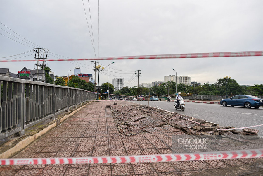 Cầu Tứ Hiệp sụt lún nghiêm trọng, rào chắn tạm bợ "có cũng như không" ảnh 1 Cầu Tứ Hiệp sụt lún nghiêm trọng, rào chắn tạm bợ "có cũng như không" ảnh 1