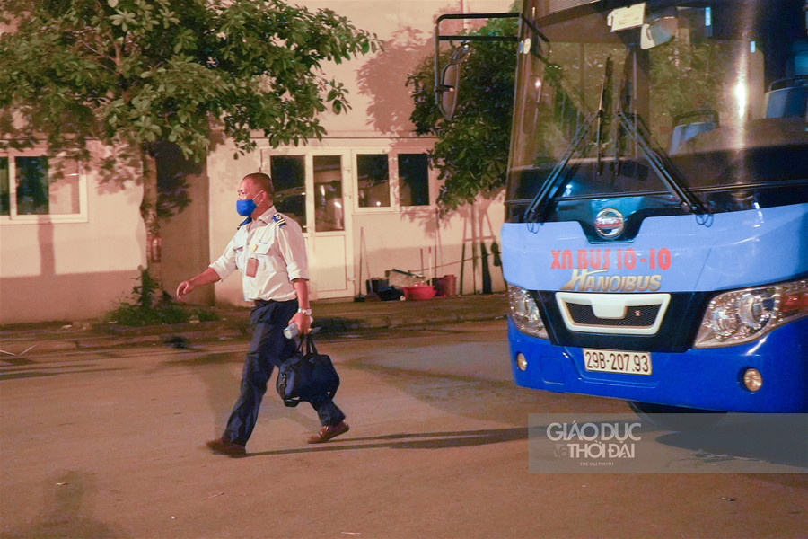 Cận cảnh "tắm" khử khuẩn cho xe buýt ảnh 16