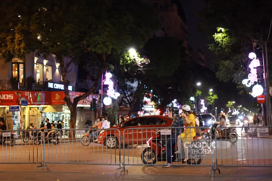 Phố đi bộ Hồ Hoàn Kiếm mở cửa trở lại, nhiều người "quên" khẩu trang ảnh 4