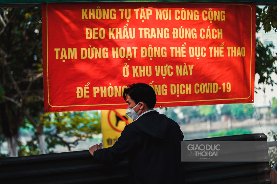 Hà Nội dựng rào chắn, ngăn cấm người đi bộ trong mùa Covid ảnh 3 Hà Nội dựng rào chắn, ngăn cấm người đi bộ trong mùa Covid ảnh 3