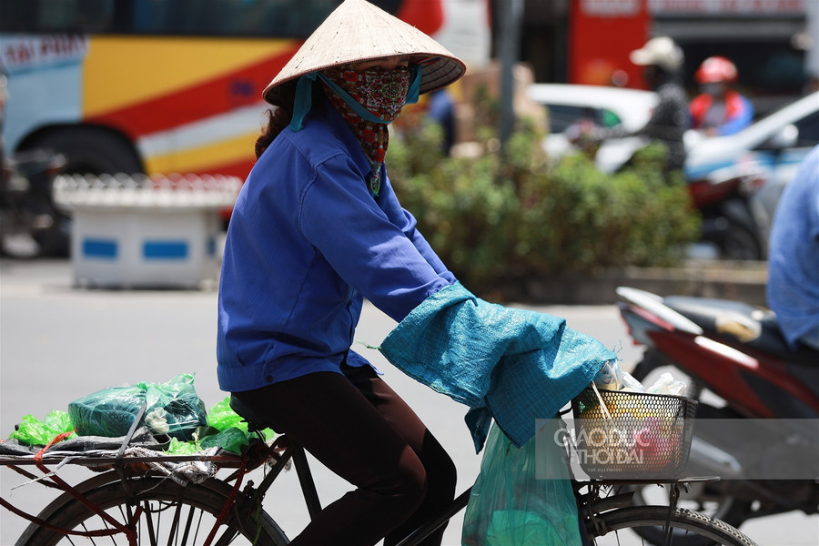 Muôn kiểu chống nắng khi Hà Nội 40 độ C ảnh 12