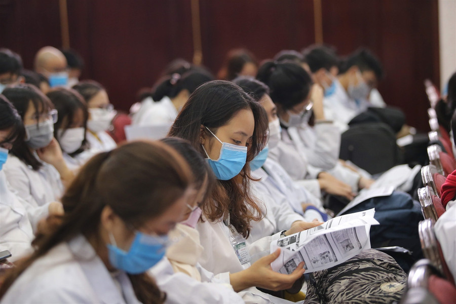 Sinh viên Y khoa tự chế dụng cụ xét nghiệm, tấm chắn giọt bắn tặng bệnh viện