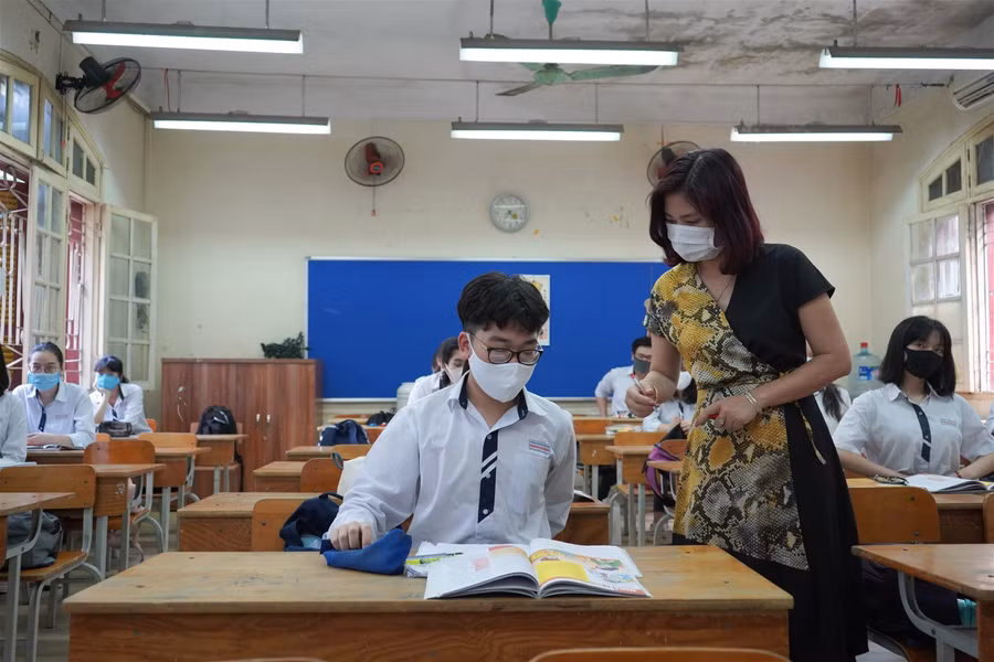 Học sinh Hà Nội háo hức trở lại trường học sau 3 tháng nghỉ phòng, chống Covid-19 ảnh 12