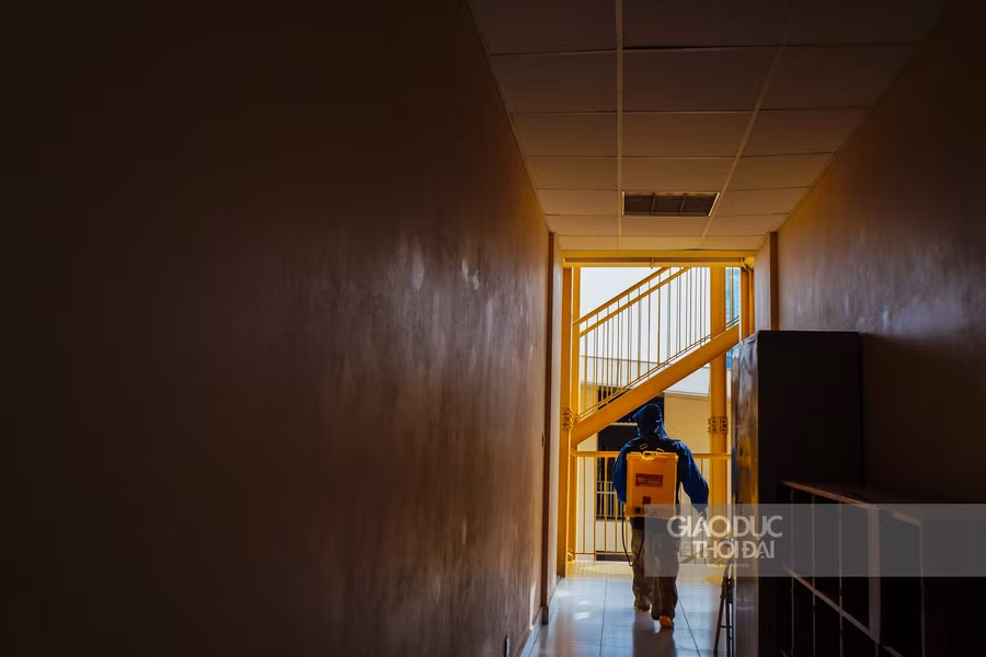 Phun khử khuẩn lớp học, xe buýt trường học chuẩn bị đón trò quay lại trường ảnh 5