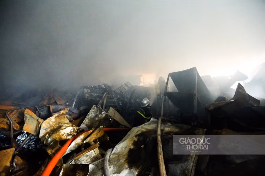 Hà Nội: Cháy lớn xưởng may mặc, cột khói cao hàng trăm mét ảnh 4