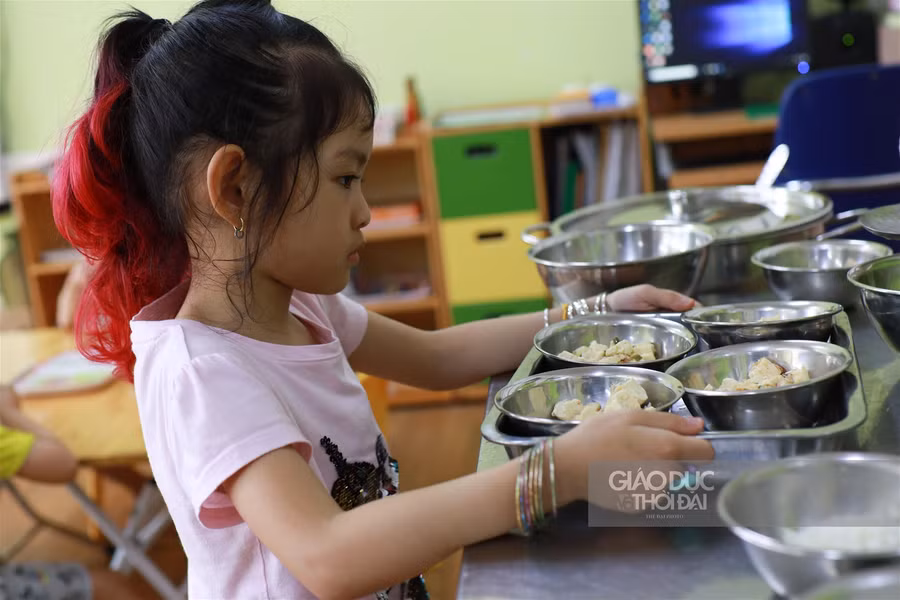 Bữa ăn bán trú tươi, sạch của trẻ mầm non Hà thành sau thời gian nghỉ dài vì dịch ảnh 16