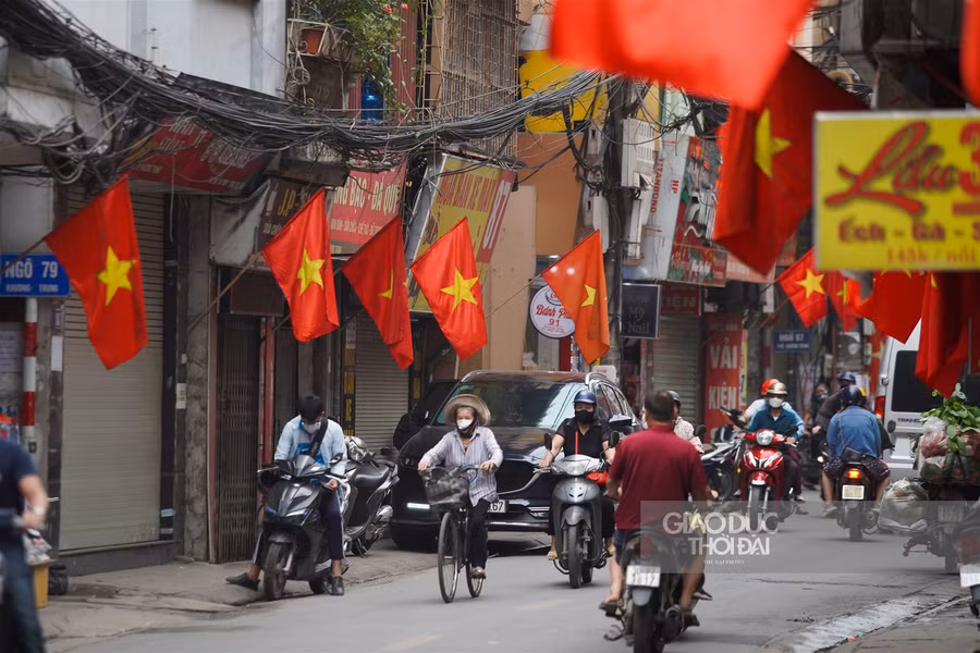 Hà Nội rực rỡ cờ chào mừng các ngày lễ lớn của đất nước ảnh 12