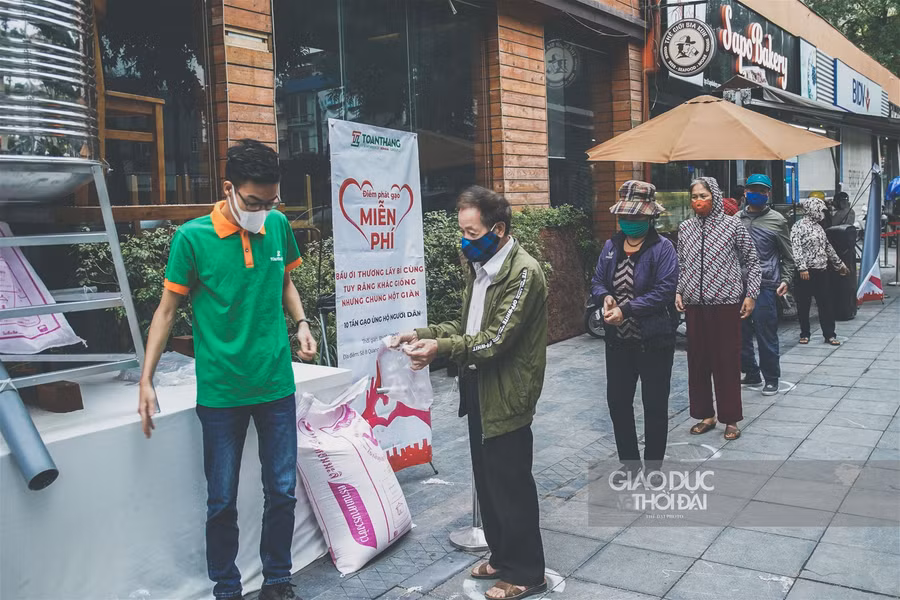 " Cây ATM gạo" thứ 2 tại Hà Nội giúp đỡ những người dân có hoàn cảnh khó khăn ảnh 1