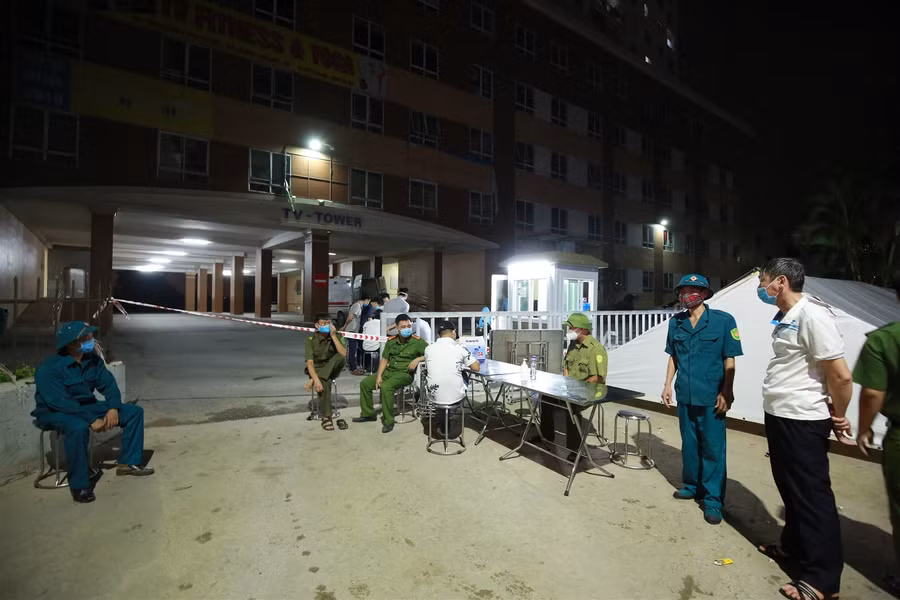Hà Nội: Phong toả chung cư vì có 1 ca nghi nhiễm Covid-19 về từ Đà Nẵng ảnh 1