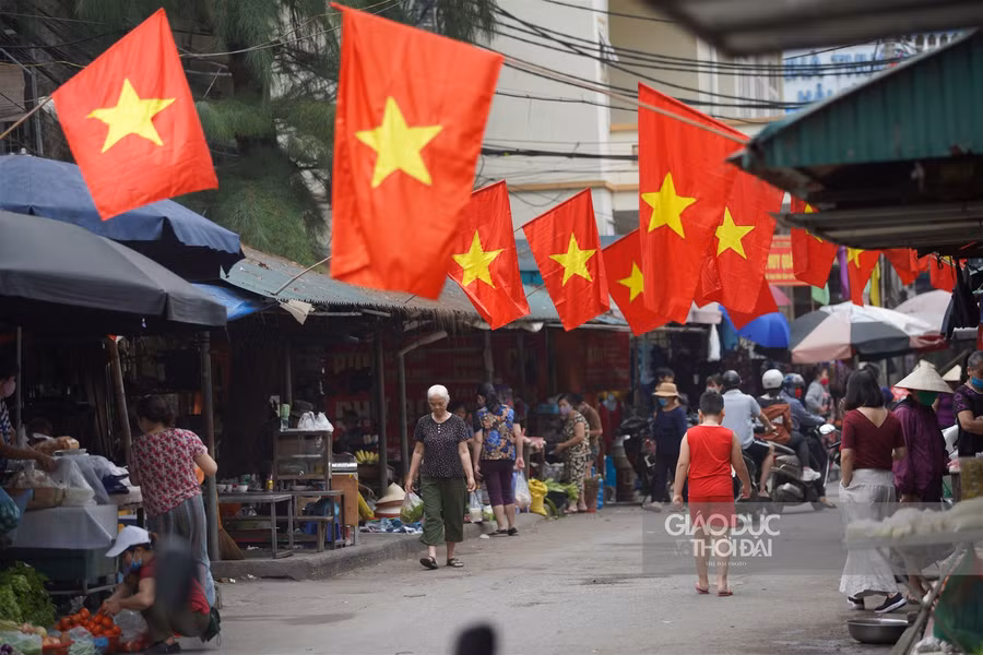 Hà Nội rực rỡ cờ chào mừng các ngày lễ lớn của đất nước ảnh 11