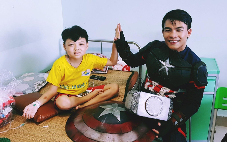 "Biệt đội siêu anh hùng" tặng quà những em nhỏ đặc biệt trong ngày 1/6 ảnh 2