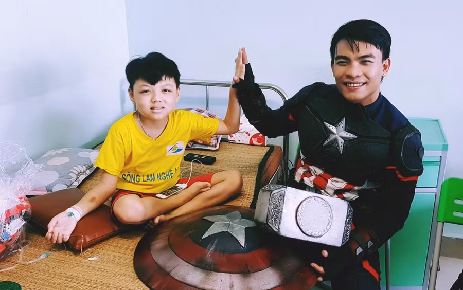 "Biệt đội siêu anh hùng" tặng quà những em nhỏ đặc biệt trong ngày 1/6 ảnh 2