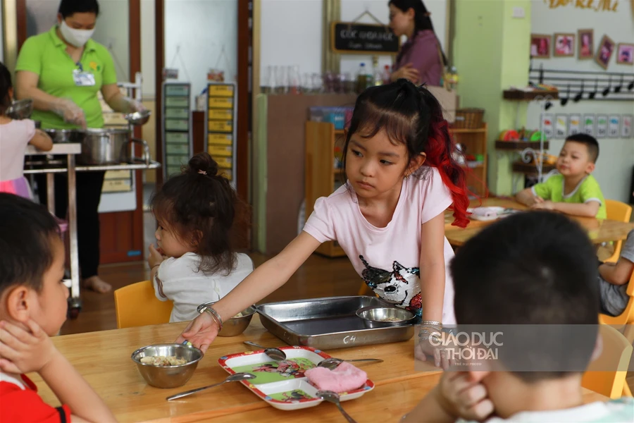 Bữa ăn bán trú tươi, sạch của trẻ mầm non Hà thành sau thời gian nghỉ dài vì dịch