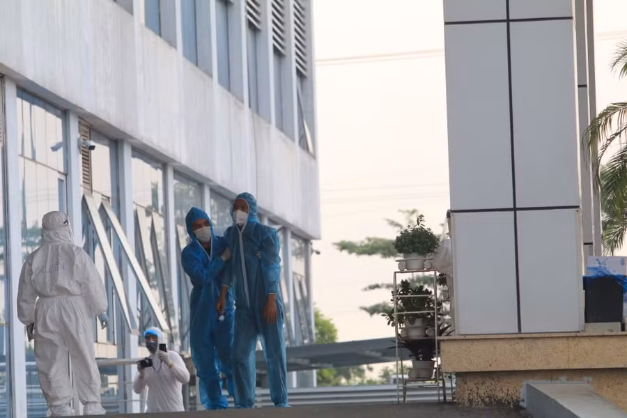 Hình ảnh hàng trăm công dân từ Guinea Xích đạo về tới khu cách ly ảnh 6