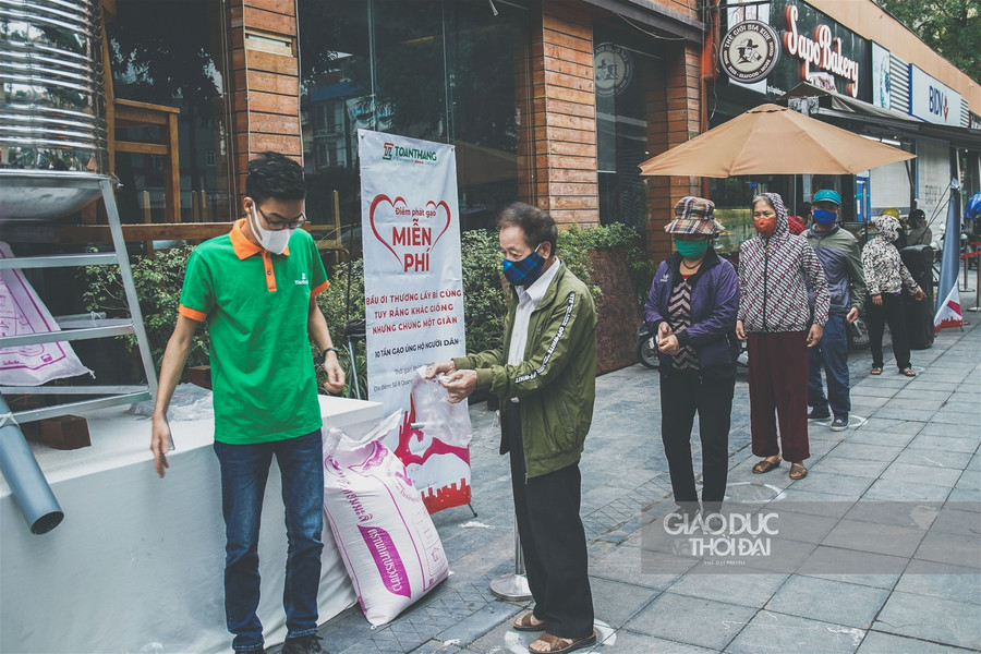 " Cây ATM gạo" thứ 2 tại Hà Nội giúp đỡ những người dân có hoàn cảnh khó khăn ảnh 1 " Cây ATM gạo" thứ 2 tại Hà Nội giúp đỡ những người dân có hoàn cảnh khó khăn ảnh 1