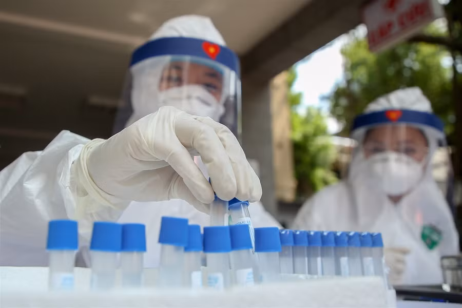 Hà Nội: Tiến hành test nhanh Covid-19 cho những người trở về từ Đà Nẵng ảnh 2