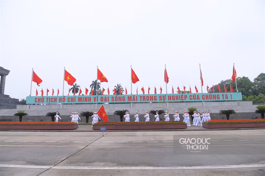 Trang nghiêm lễ thượng cờ trên quảng trường Ba Đình trong buổi sáng 30/4 ảnh 2