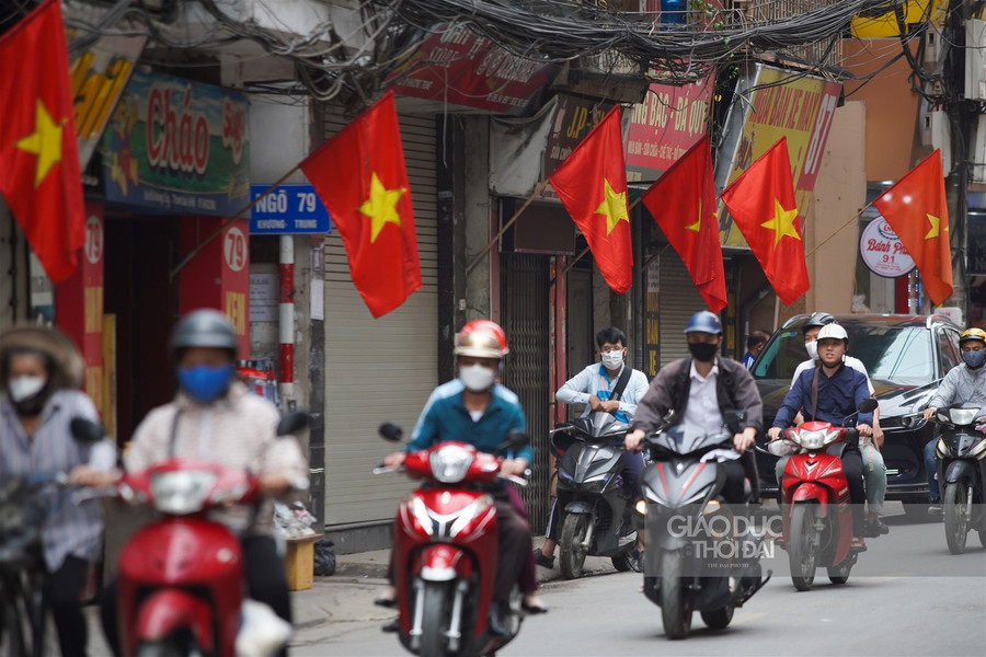 Hà Nội rực rỡ cờ chào mừng các ngày lễ lớn của đất nước ảnh 13