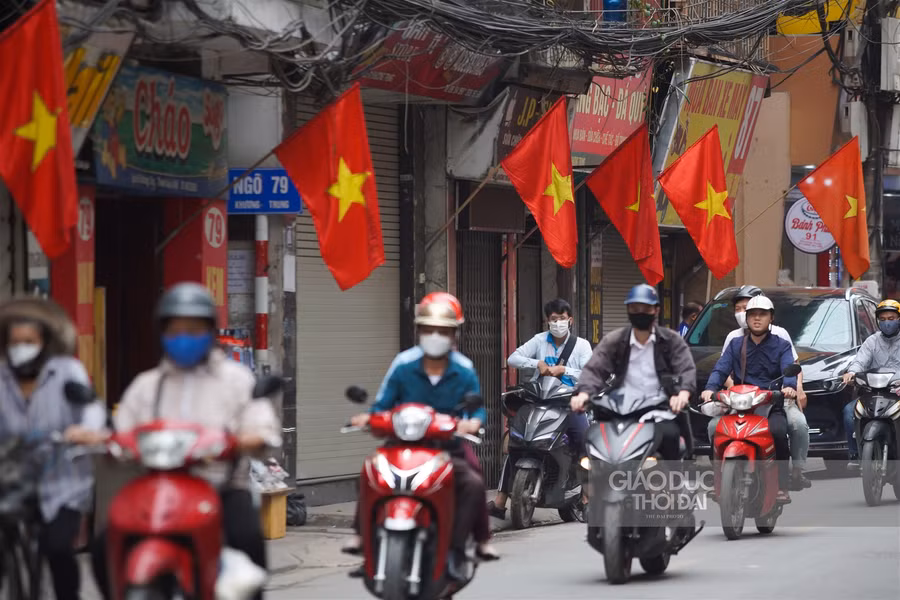 Hà Nội rực rỡ cờ chào mừng các ngày lễ lớn của đất nước ảnh 13