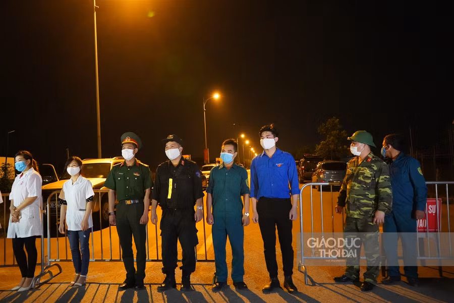 Người dân vui mừng khi dỡ bỏ cách ly thôn Hạ Lôi ảnh 1