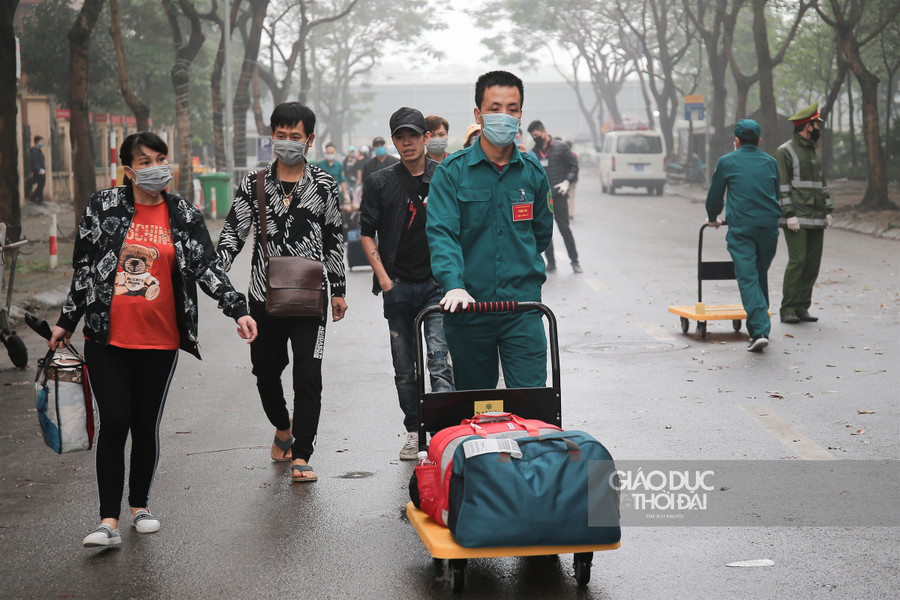 Hà Nội: Đoàn xe buýt đưa hàng trăm người hoàn thành cách ly trở về địa phương ảnh 3
