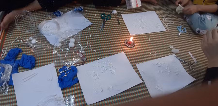 Sinh viên Y khoa tự chế dụng cụ xét nghiệm, tấm chắn giọt bắn tặng bệnh viện ảnh 4