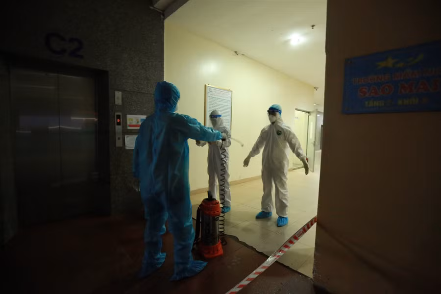 Hà Nội: Phong toả chung cư vì có 1 ca nghi nhiễm Covid-19 về từ Đà Nẵng ảnh 4