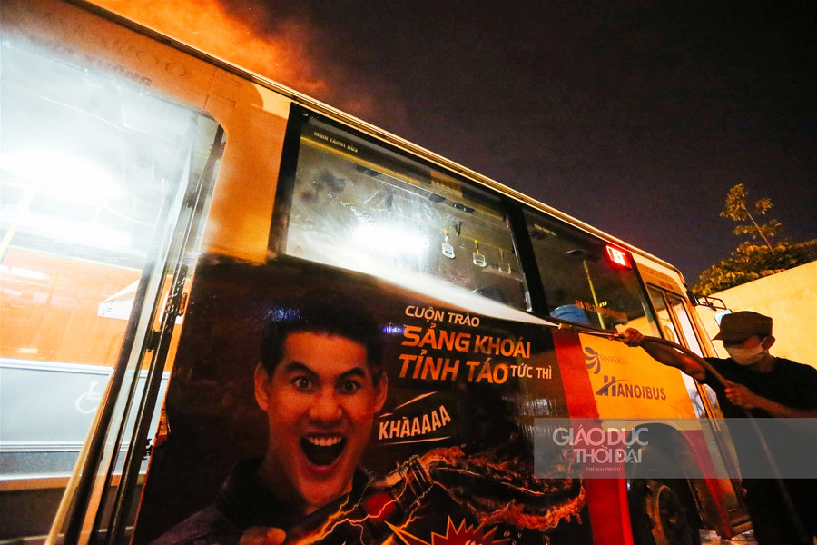 Cận cảnh "tắm" khử khuẩn cho xe buýt ảnh 6