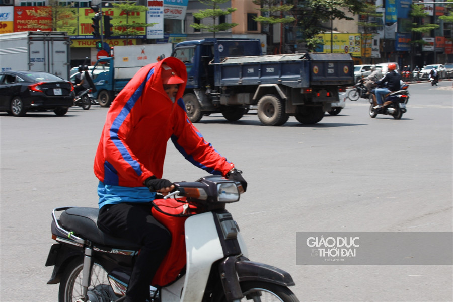 Muôn kiểu chống nắng khi Hà Nội 40 độ C ảnh 3