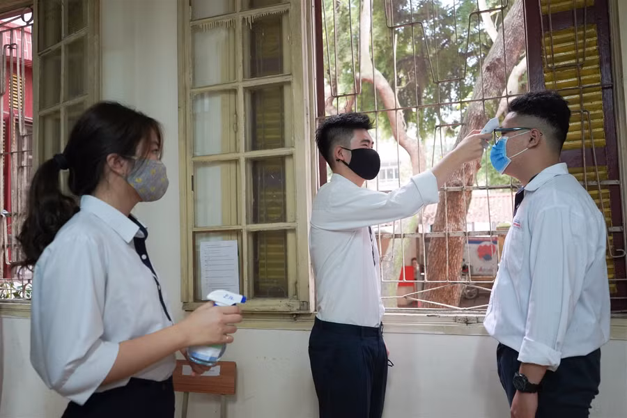 Học sinh Hà Nội háo hức trở lại trường học sau 3 tháng nghỉ phòng, chống Covid-19 ảnh 6