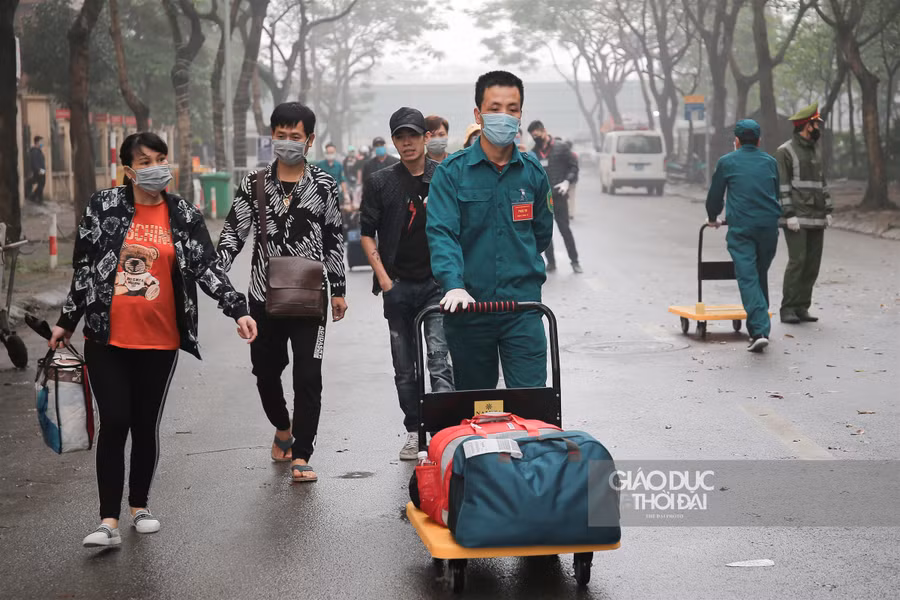 Hà Nội: Đoàn xe buýt đưa hàng trăm người hoàn thành cách ly trở về địa phương ảnh 3