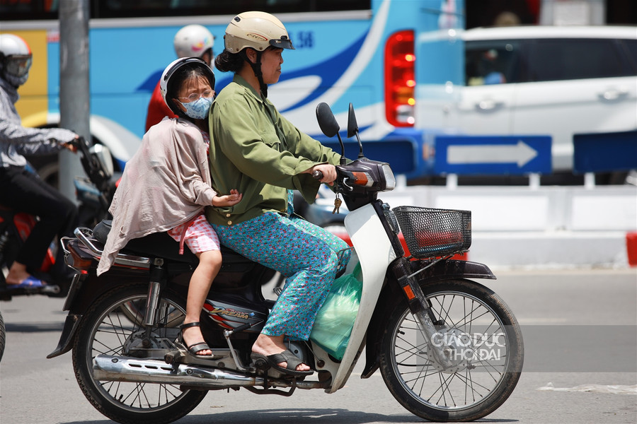 Muôn kiểu chống nắng khi Hà Nội 40 độ C ảnh 7
