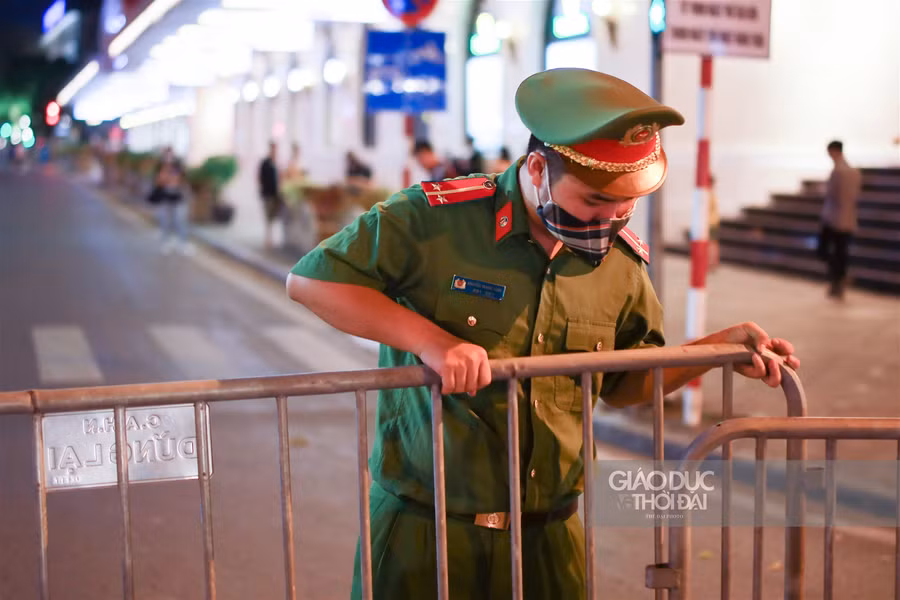 Phố đi bộ Hồ Hoàn Kiếm mở cửa trở lại, nhiều người "quên" khẩu trang ảnh 2