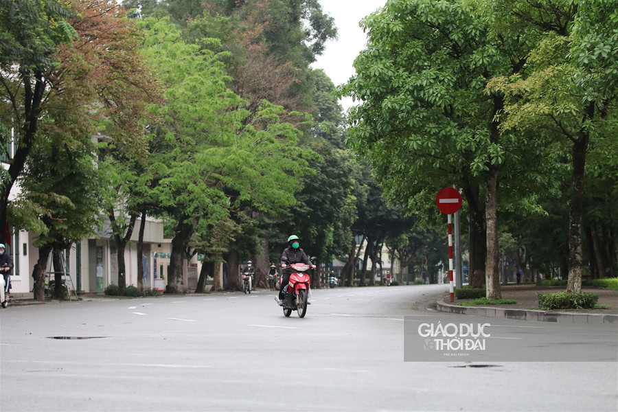Phố phường Hà thành vắng lặng sau quyết định phạt người ra đường khi không cần thiết ảnh 7 Phố phường Hà thành vắng lặng sau quyết định phạt người ra đường khi không cần thiết ảnh 7
