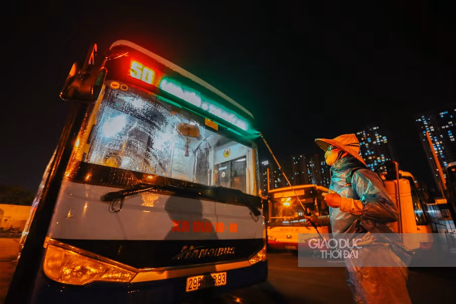 Cận cảnh "tắm" khử khuẩn cho xe buýt