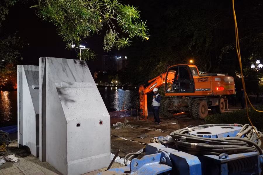 Cận cảnh bờ kè hồ Hoàn Kiếm được thay thế bằng "bê tông trường tồn" ảnh 12