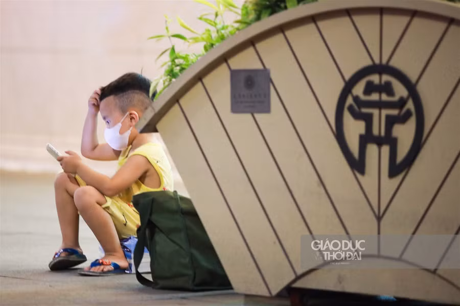 Phố đi bộ Hồ Hoàn Kiếm mở cửa trở lại, nhiều người "quên" khẩu trang ảnh 5