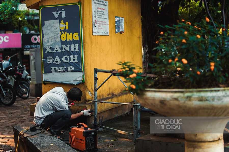 Hà Nội dựng rào chắn, ngăn cấm người đi bộ trong mùa Covid ảnh 6 Hà Nội dựng rào chắn, ngăn cấm người đi bộ trong mùa Covid ảnh 6