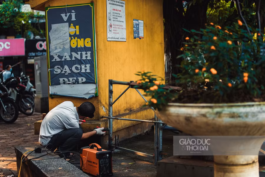 Hà Nội dựng rào chắn, ngăn cấm người đi bộ trong mùa Covid ảnh 6