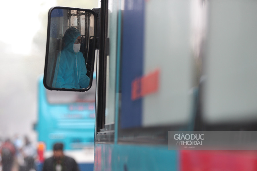 Hà Nội: Đoàn xe buýt đưa hàng trăm người hoàn thành cách ly trở về địa phương ảnh 12