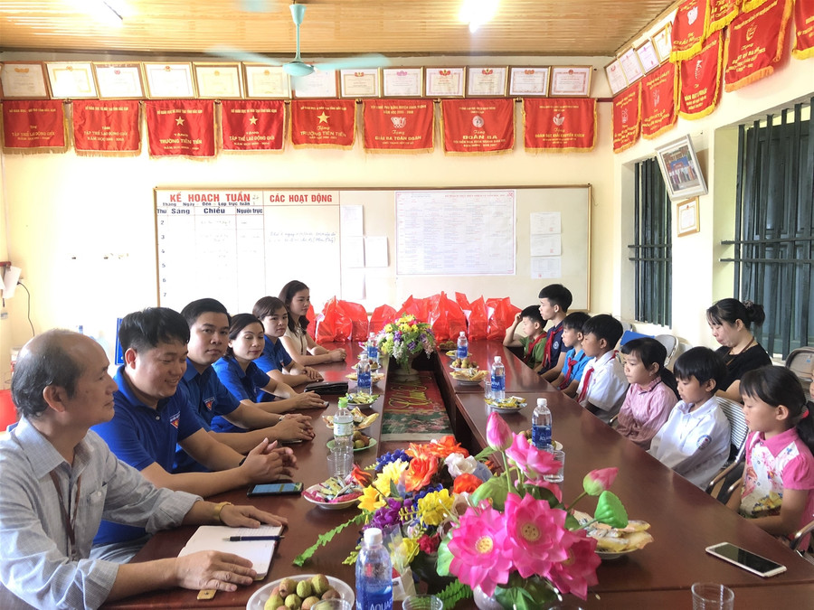 Trao tặng 2.000 đầu sách cho thư viện trường ảnh 6 Trao tặng 2.000 đầu sách cho thư viện trường ảnh 6