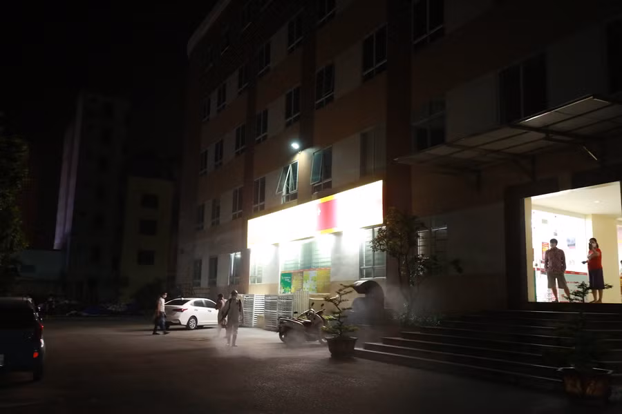 Hà Nội: Phong toả chung cư vì có 1 ca nghi nhiễm Covid-19 về từ Đà Nẵng ảnh 2