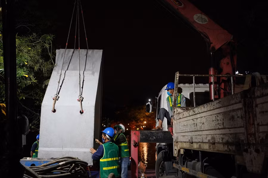 Cận cảnh bờ kè hồ Hoàn Kiếm được thay thế bằng "bê tông trường tồn" ảnh 6