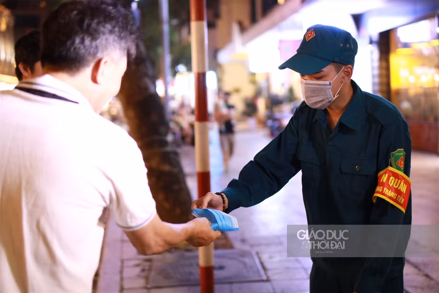 Phố đi bộ Hồ Hoàn Kiếm mở cửa trở lại, nhiều người "quên" khẩu trang ảnh 11