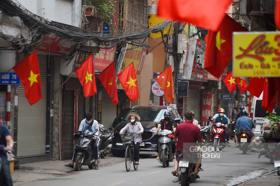 Hà Nội rực rỡ cờ chào mừng các ngày lễ lớn của đất nước ảnh 12
