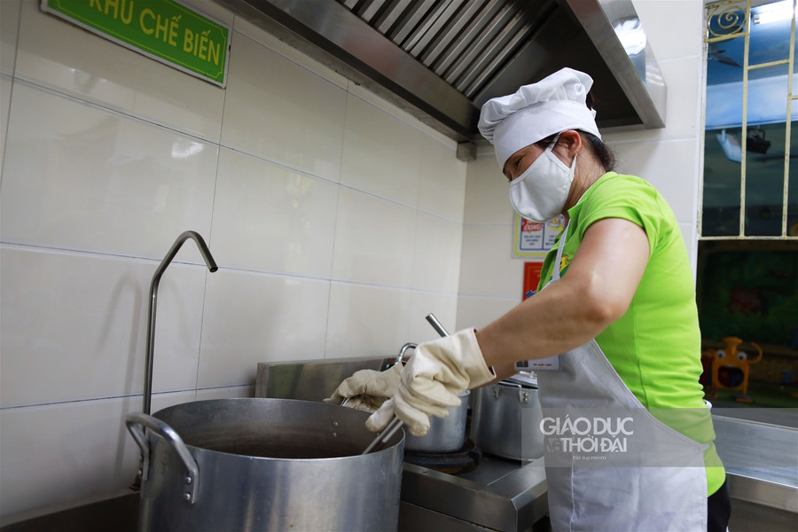 Bữa ăn bán trú tươi, sạch của trẻ mầm non Hà thành sau thời gian nghỉ dài vì dịch ảnh 8 Bữa ăn bán trú tươi, sạch của trẻ mầm non Hà thành sau thời gian nghỉ dài vì dịch ảnh 8