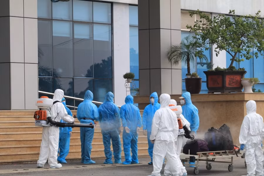 Hình ảnh hàng trăm công dân từ Guinea Xích đạo về tới khu cách ly ảnh 5