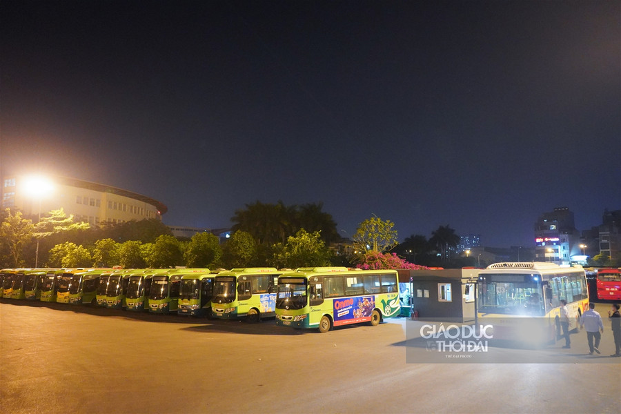 Cận cảnh "tắm" khử khuẩn cho xe buýt ảnh 4