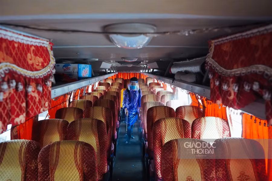 Phun khử khuẩn lớp học, xe buýt trường học chuẩn bị đón trò quay lại trường ảnh 1