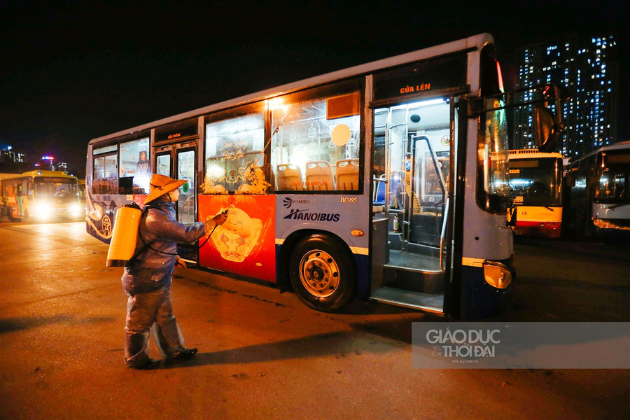 Cận cảnh "tắm" khử khuẩn cho xe buýt ảnh 12
